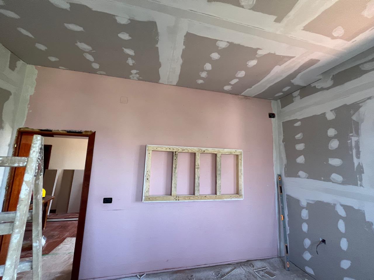 Mur në proces me strukturë të një elementi dekorativ dhe tavan gipsi të trajtuar në fuga