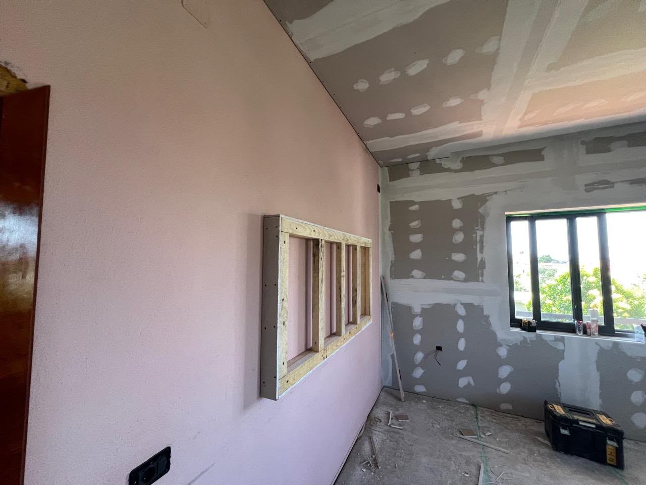 Pamje anësore e elementit dekorativ në mur dhe e tavanit në proces